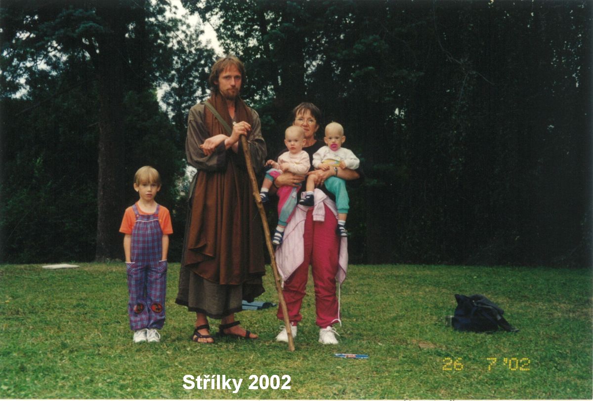 Maháprabhudíp ášram ve Střílkách s poustevníkem a jeho maminkou. Foto: Anna Šenkyříková (2002).