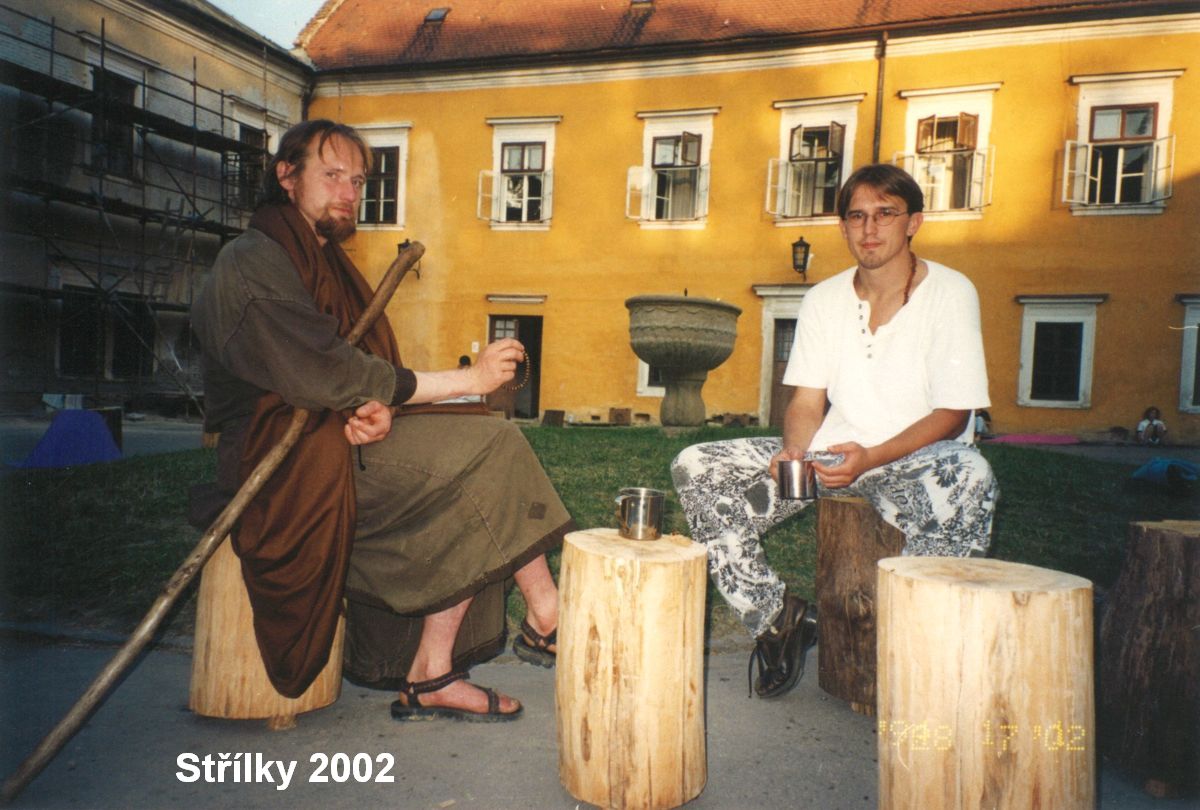 Maháprabhudíp ášram ve Střílkách: poustevník a jeho bratr Vojtěch Šenkyřík. Foto: Anna Šenkyříková (2002).