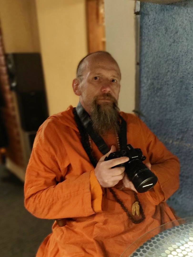 Gyaneshwarpuri na návštěvě v čajovně. Foto: Bohumil Klváň, Chajovna (2024).