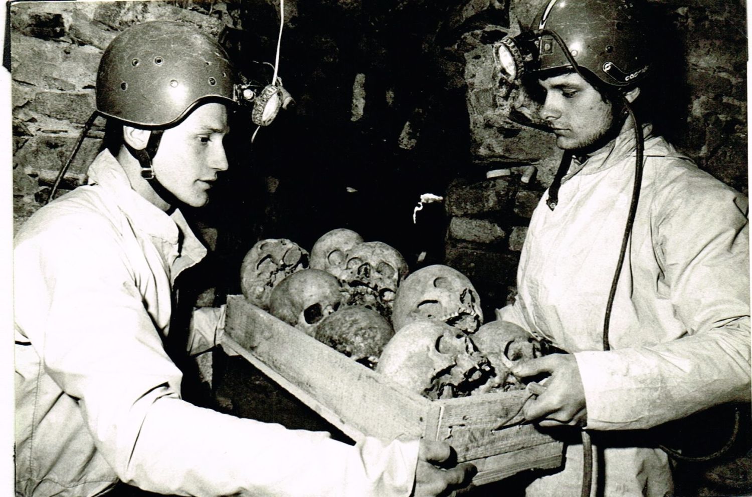 Marek Šenkyřík (vlevo)  a Radovan Drtil (vpravo), transport kostnice v kryptě chrámu Panny Marie ve Křtinách. Foto: Igor Zehl 1991.