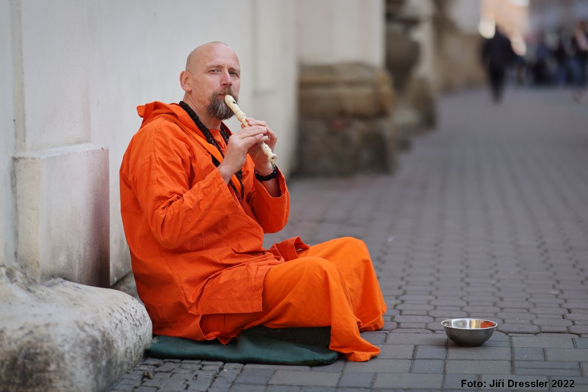 svámí Gyaneshwarpuri hraje před minoritským chrámem v Brně lidem na flétnu.  Foto: Jiří Dressler 2022