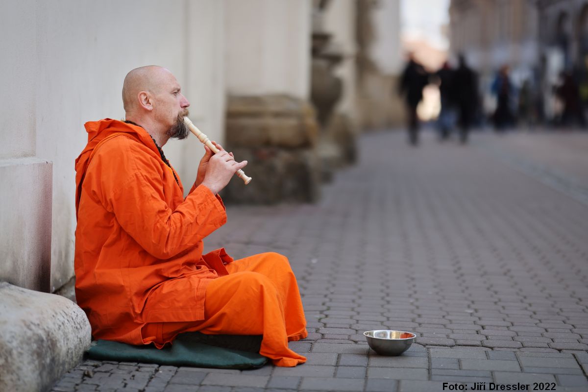 svámí Gyaneshwarpuri hraje před minoritským chrámem v Brně lidem na flétnu.  Foto: Jiří Dressler 2022