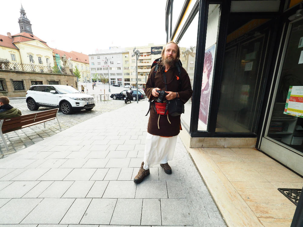Setkání s poustevníkem u Chajovny. Foto: Kamil Pokorný 2019.