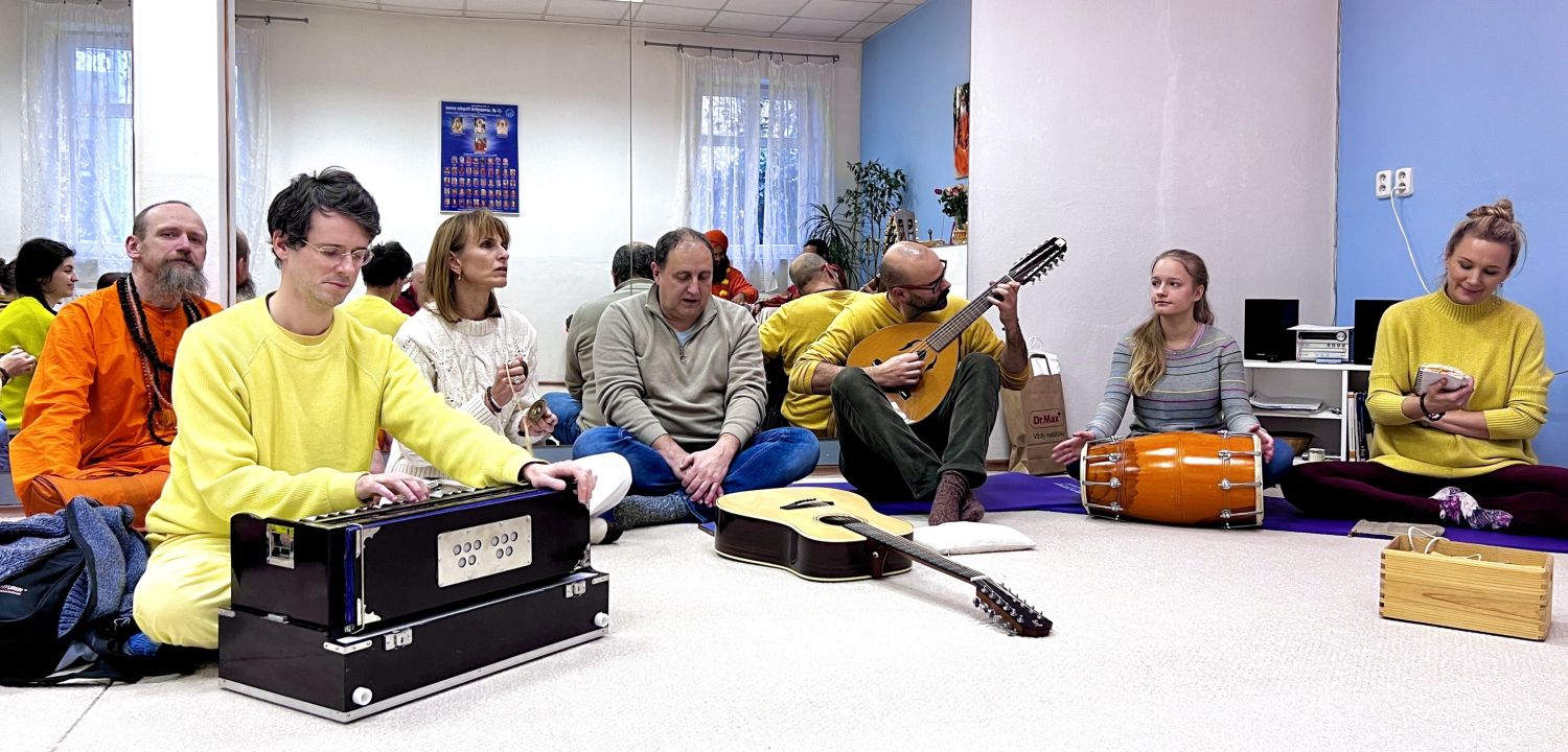 Brno - ášram Bezručova, satsang se svámím Avatárpurim. Foto: Anonym 2. ledna 2025.