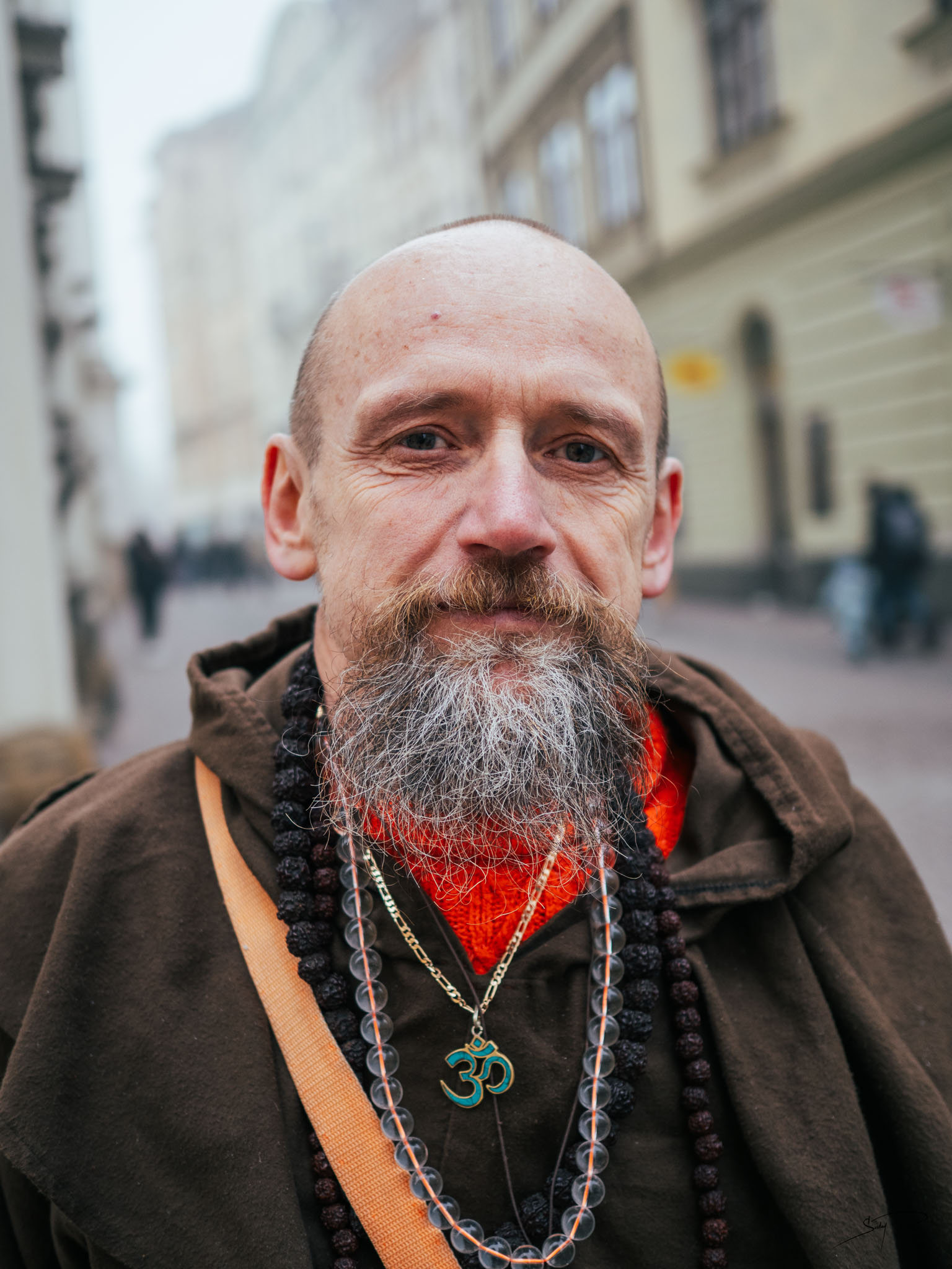 Tomáš Sukup (2025): Hra poustevníka Gyaneshwarpuri na flétnu před Minoritským chrámem v Brně.