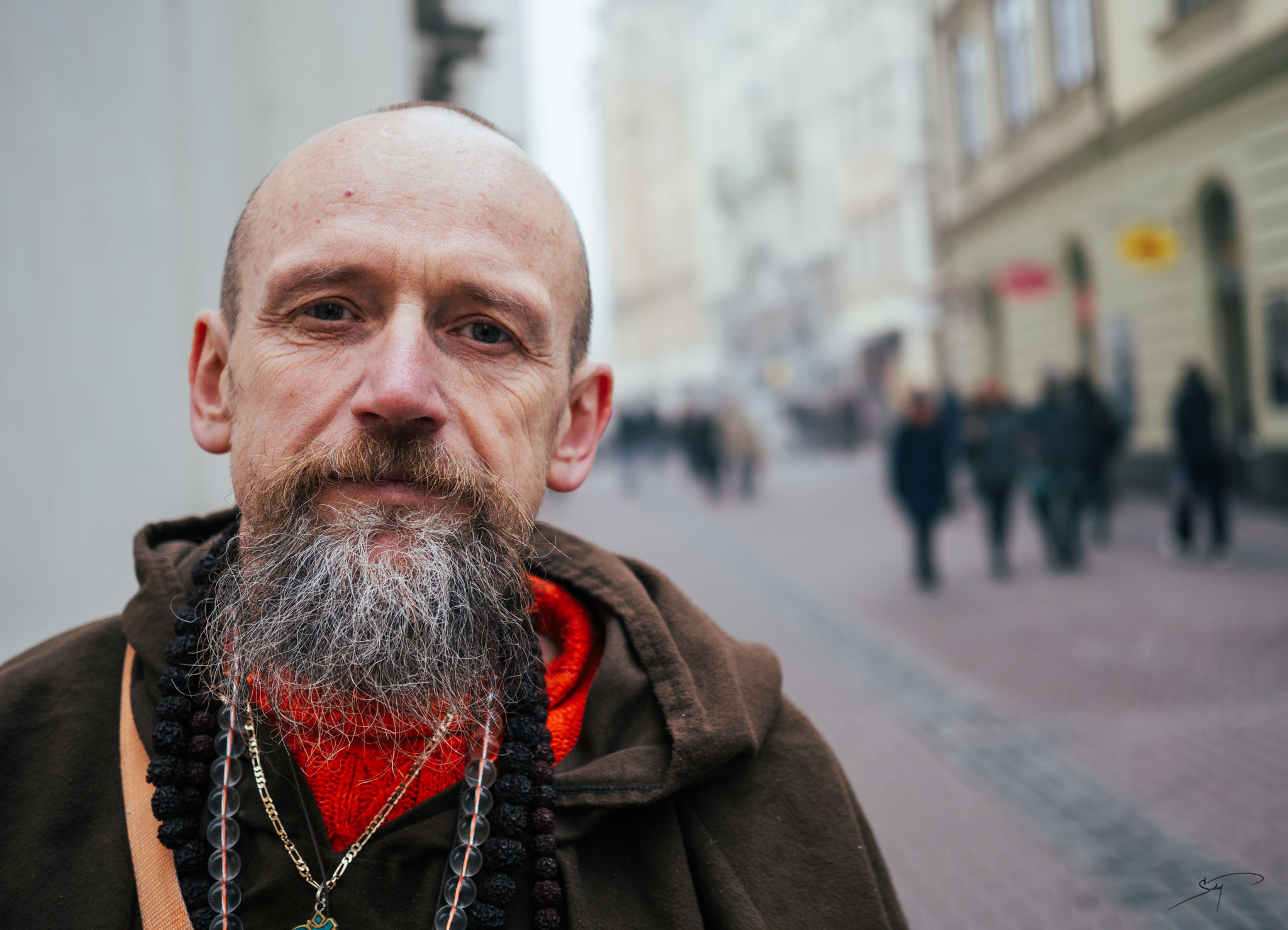 Tomáš Sukup (2025): Hra poustevníka Gyaneshwarpuri na flétnu před Minoritským chrámem v Brně.