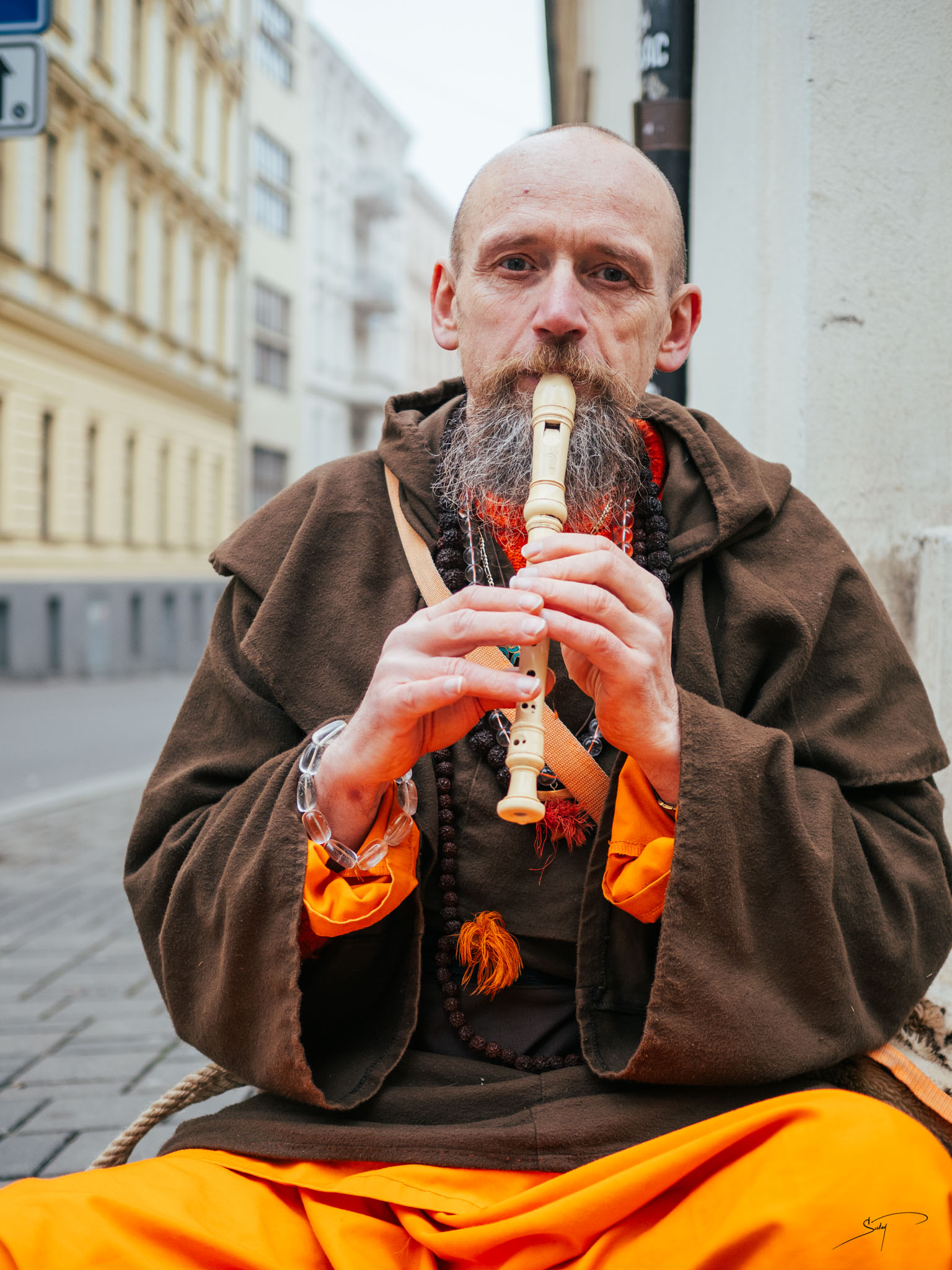 Tomáš Sukup (2025): Hra poustevníka Gyaneshwarpuri na flétnu před Minoritským chrámem v Brně.