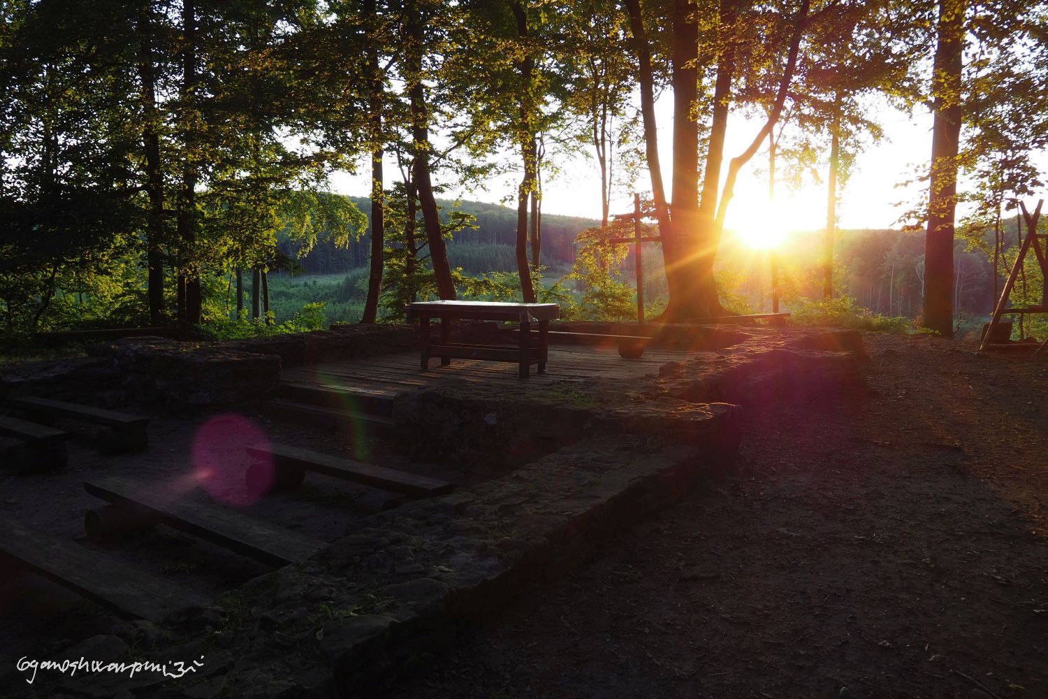 Základy kostela na Hradisku sv. Klimenta při východu slunce. Foto: Marek Gyaneshwarpuri,  2021.