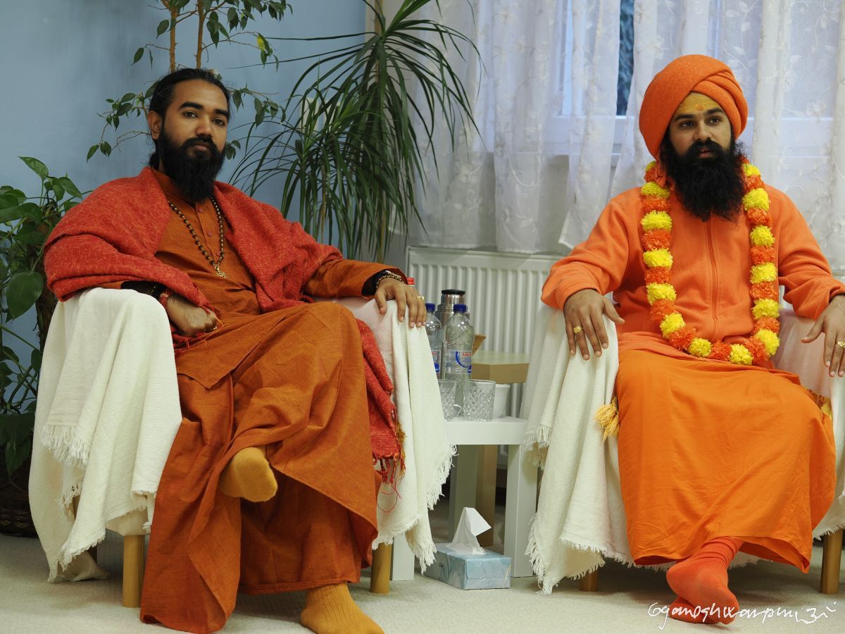 Setkání v ášramu na Bezručové v Brně se svámím Avatárpurim (vlevo) a svámím Radžendrapurim (vpravo). Foto: Swami Gyaneshwarpuri.