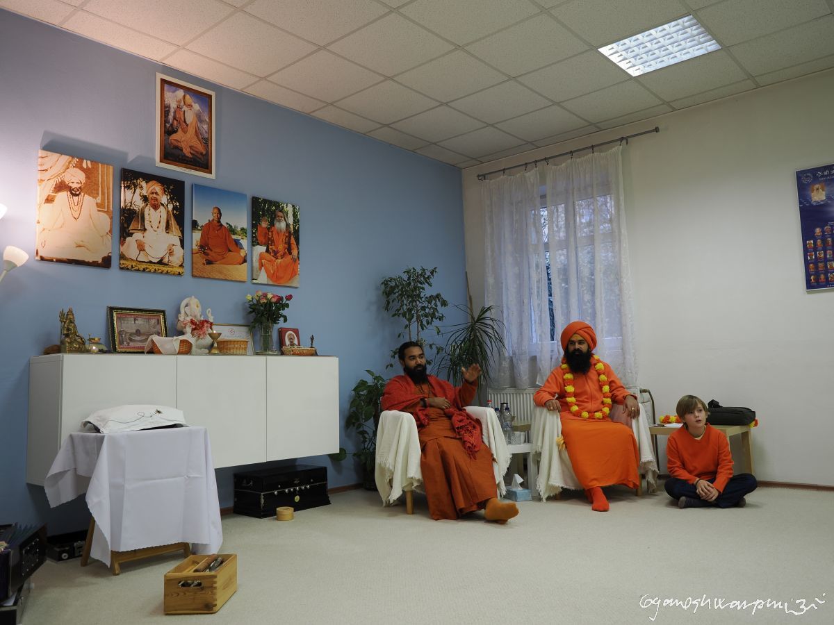 Setkání v ášramu na Bezručové v Brně se svámím Avatárpurim (vlevo) a svámím Radžendrapurim (vpravo). Foto: Swami Gyaneshwarpuri.