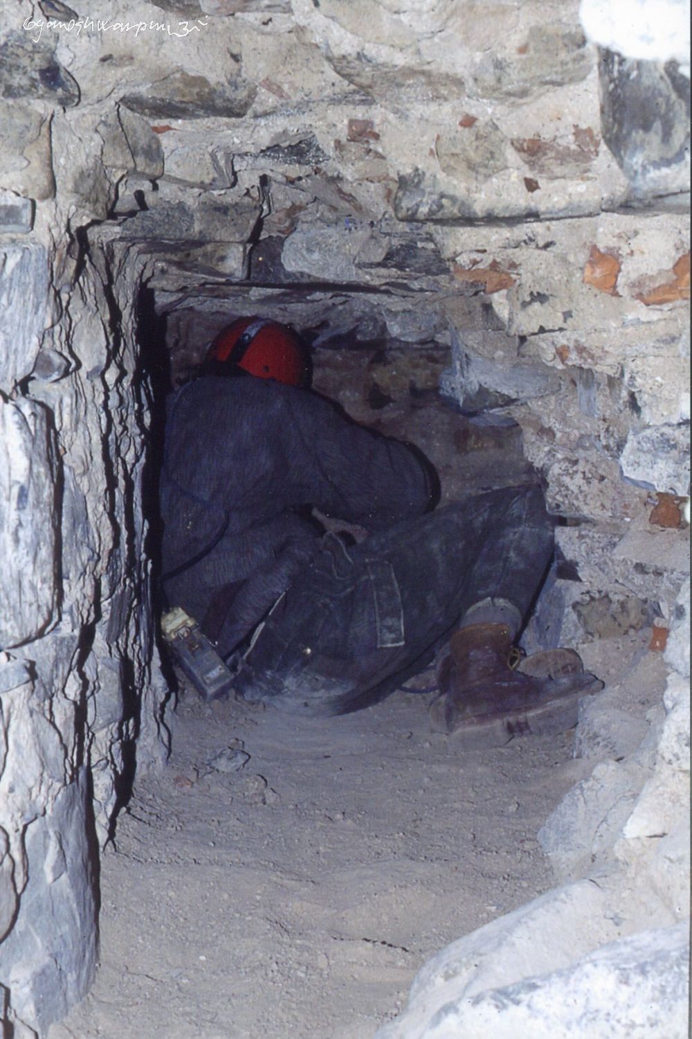 Průnik zdí do ossária pod věží chrámu P. Marie ve Křtinách. Foto: Marek Šenkyřík 1991.