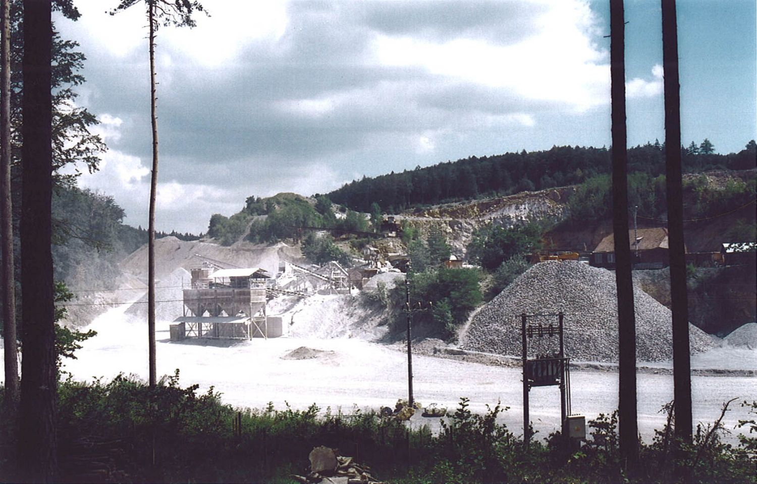 Lom Skalka na Plošině Skalka v Moravském krasu - jih, zatížený krajiny prachem a hlukem z drtičů vápence. Foto: Marek P. Šenkyřík,  2004 
