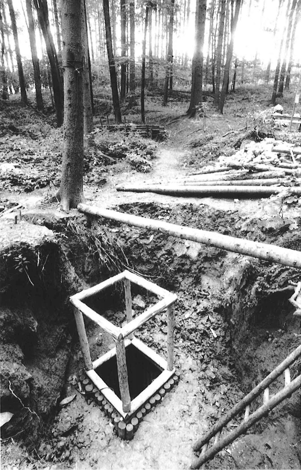 Novodvorský ponor, jeskyně Ponorný hrádek: průzkumná sonda.  Foto: Marek Šenkyřík (90. léta)