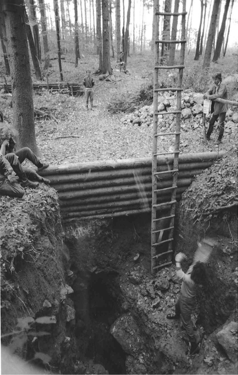  Novodvorský ponor, jeskyně Ponorný hrádek: průzkumná sonda.  Foto: Marek Šenkyřík (90. léta)