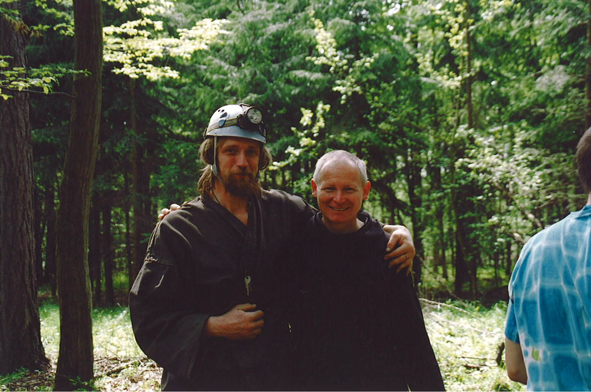 Marek P. Šenkyřík a P. Václav Groh. Soví komín 1. května 2004.   Foto: Marek P. Šenkyřík