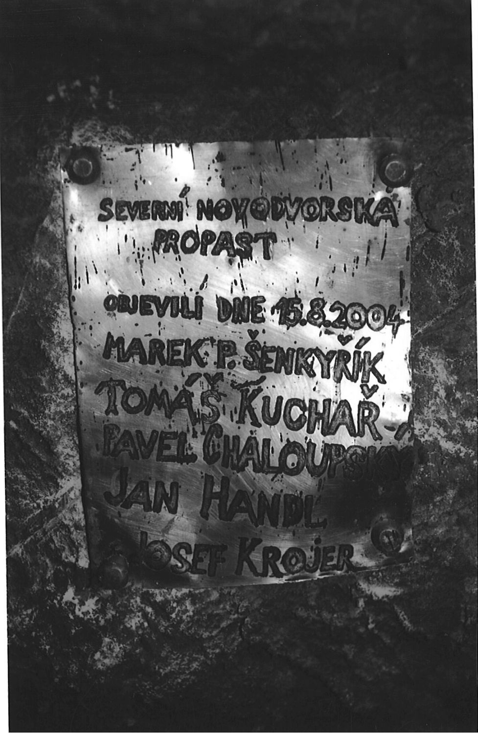 Soví komín, památníček na objev Severni Novodvorské propasti. Foto: Marek P. Šenkyřík 2004.