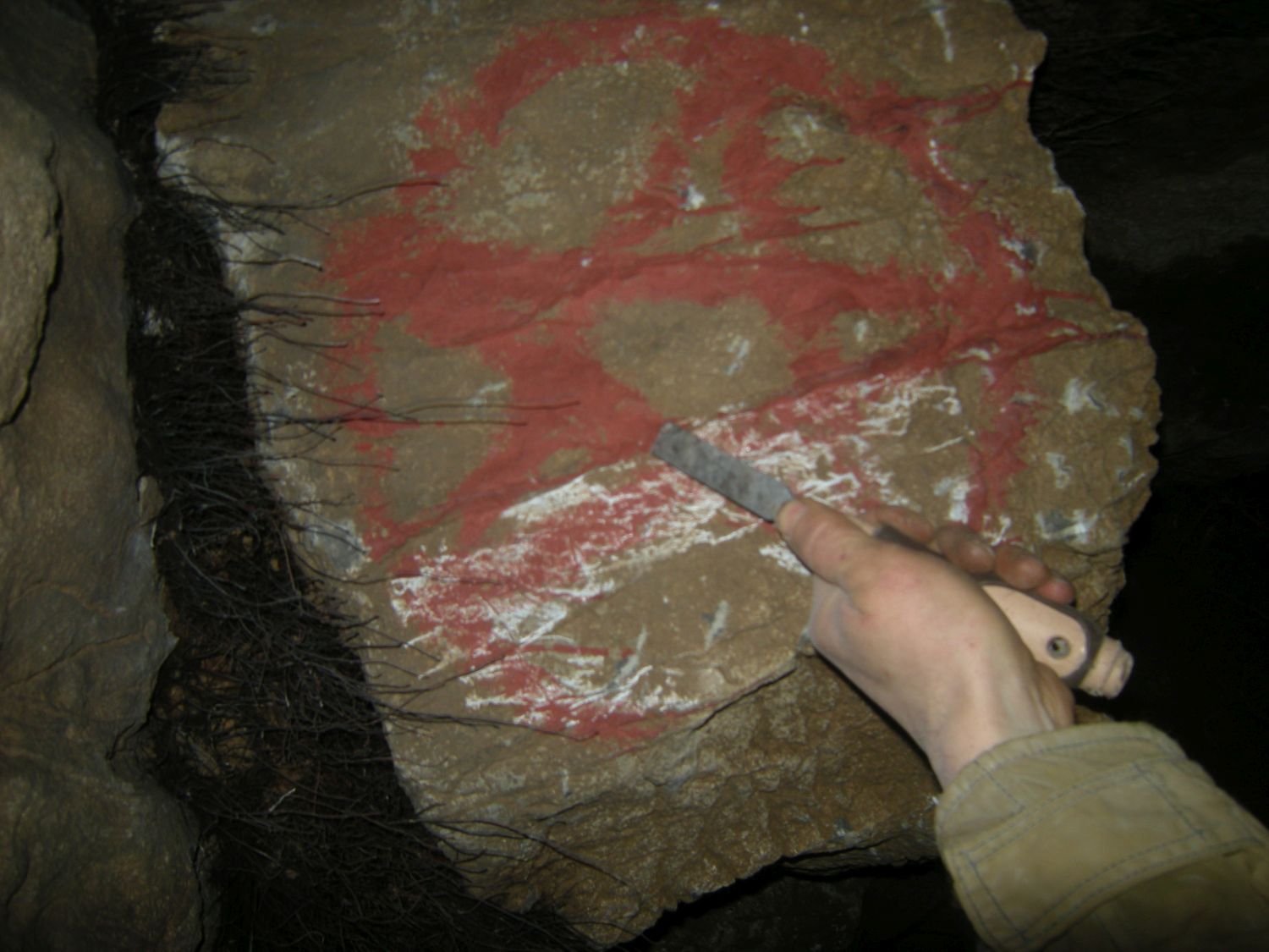 Jeskyně U studánek v Březinské kotlině - odstraňování satanistických symbolů (2010). Foto: Marek P. Gyaneshwarpuri.