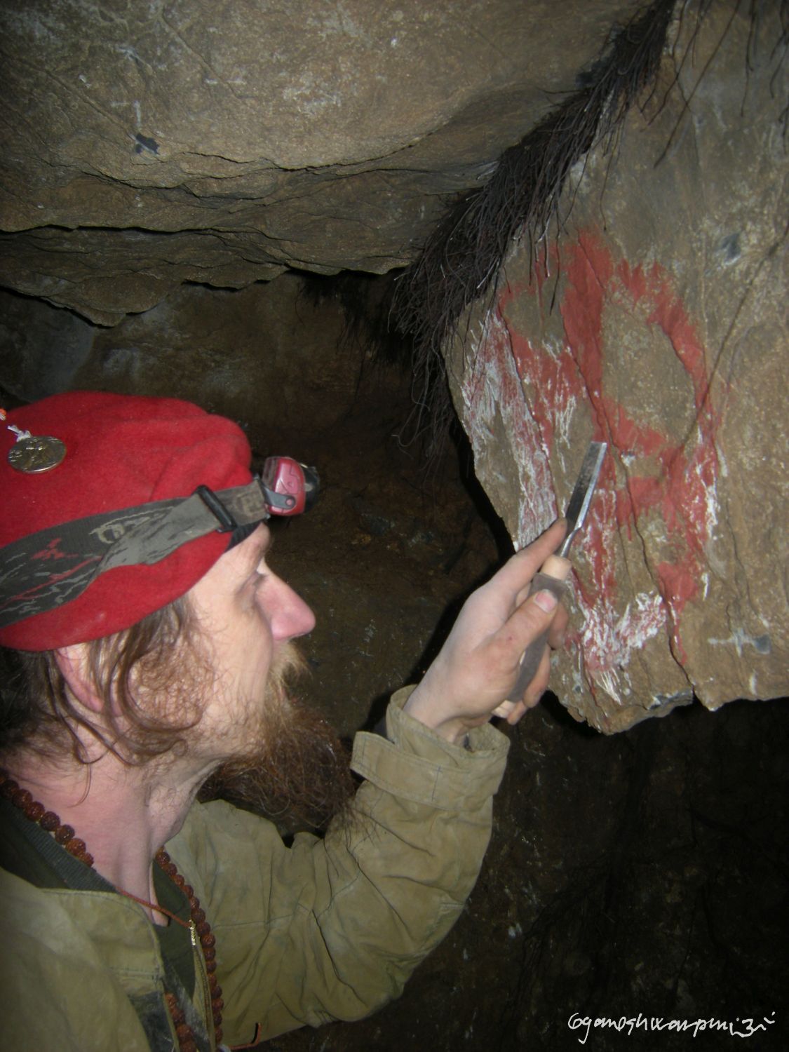 Jeskyně U studánek v Březinské kotlině - odstraňování satanistických symbolů (2010). Foto: Marek P. Gyaneshwarpuri.