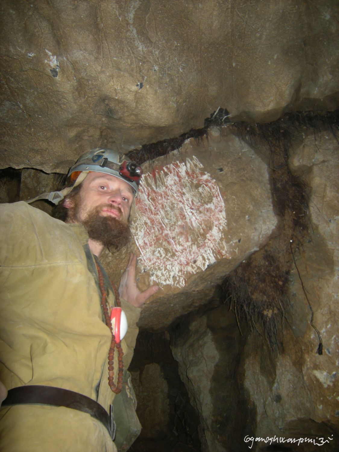 Jeskyně U studánek v Březinské kotlině - odstraňování satanistických symbolů (2010). Foto: Marek P. Gyaneshwarpuri.
