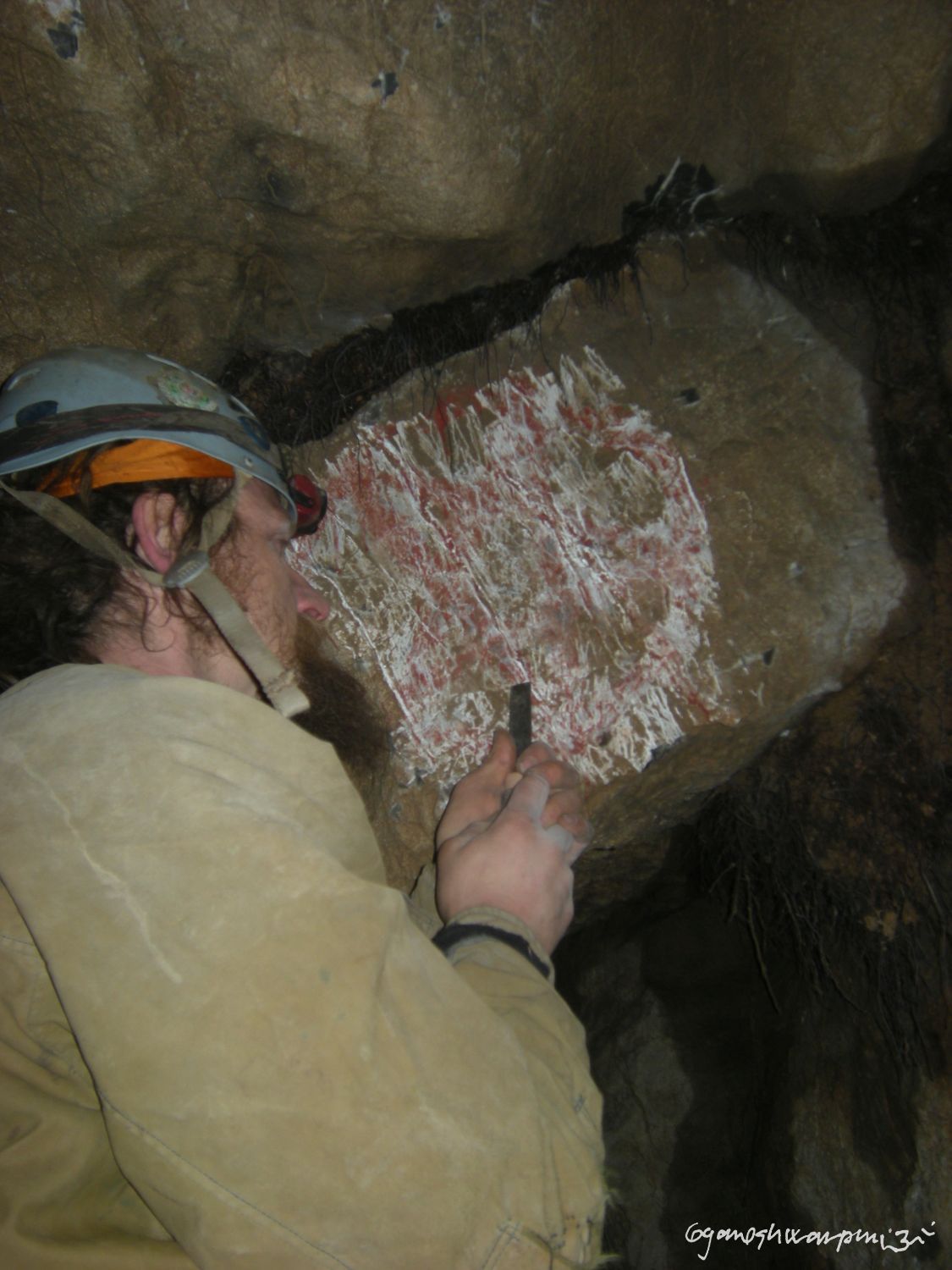Jeskyně U studánek v Březinské kotlině - odstraňování satanistických symbolů (2010). Foto: Marek P. Gyaneshwarpuri.