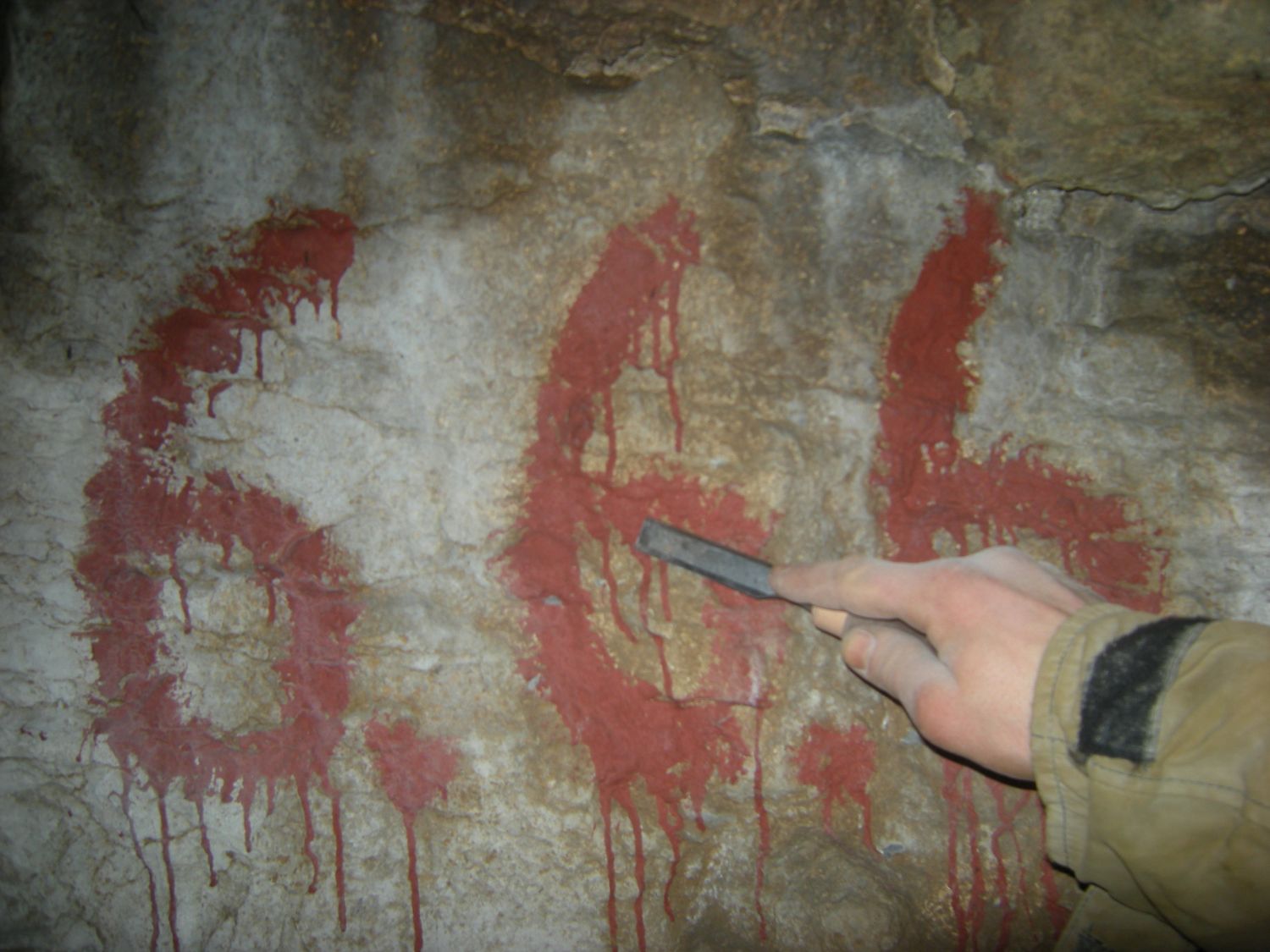 Jeskyně U studánek v Březinské kotlině - odstraňování satanistických symbolů (2010). Foto: Marek P. Gyaneshwarpuri.