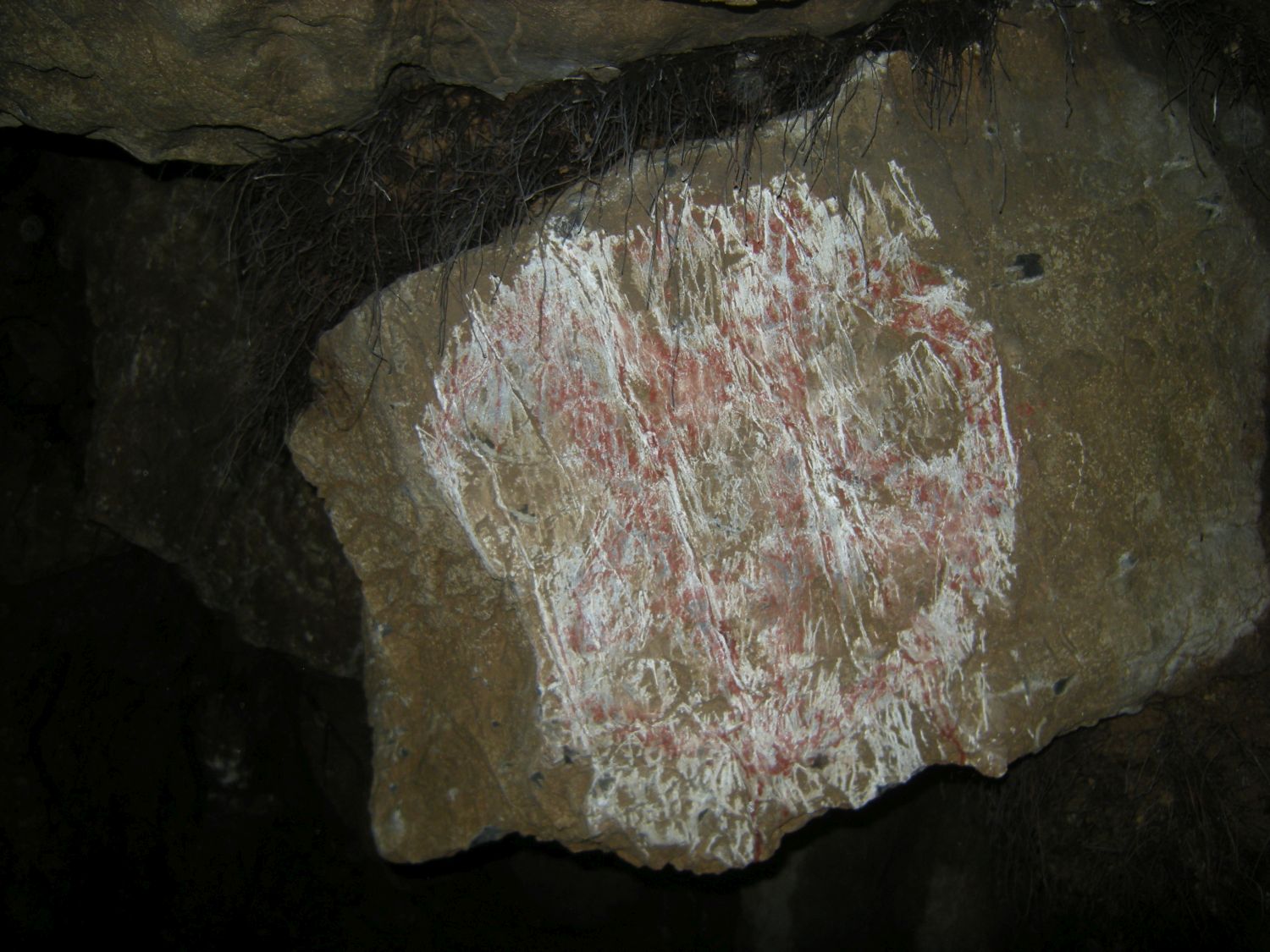 Jeskyně U studánek v Březinské kotlině - odstraňování satanistických symbolů (2010). Foto: Marek P. Gyaneshwarpuri.