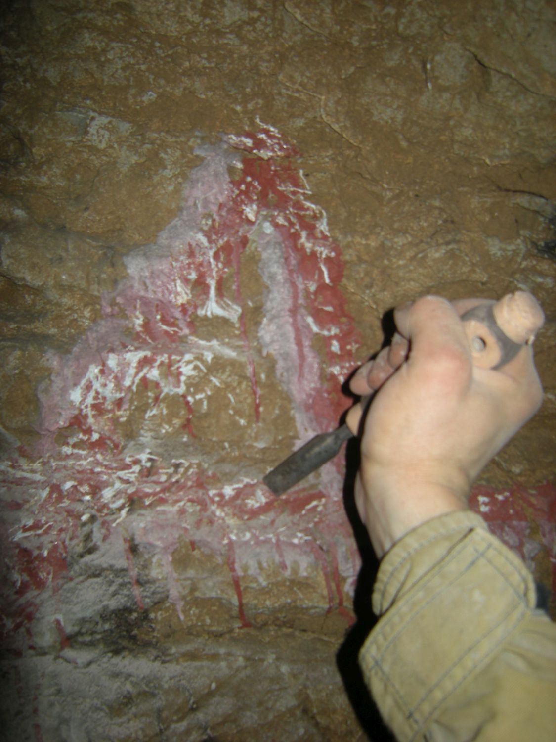 Jeskyně U studánek v Březinské kotlině - odstraňování satanistických symbolů (2010). Foto: Marek P. Gyaneshwarpuri.