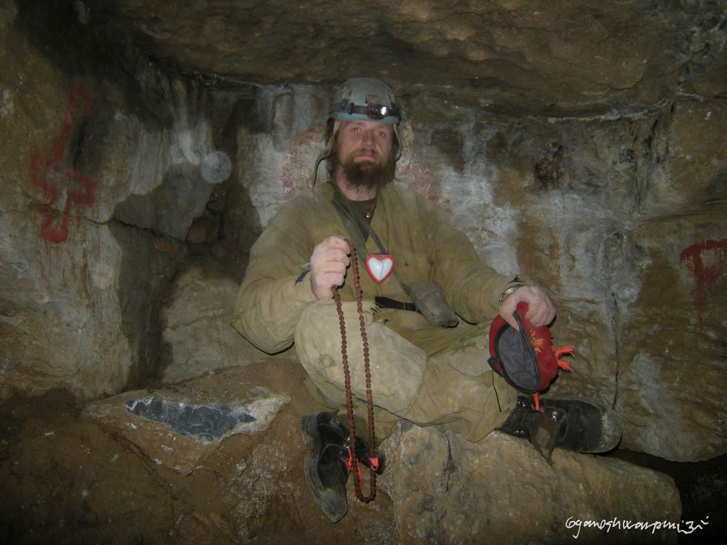 Jeskyně U studánek v Březinské kotlině - odstraňování satanistických symbolů (2010). Foto: Marek P. Gyaneshwarpuri.