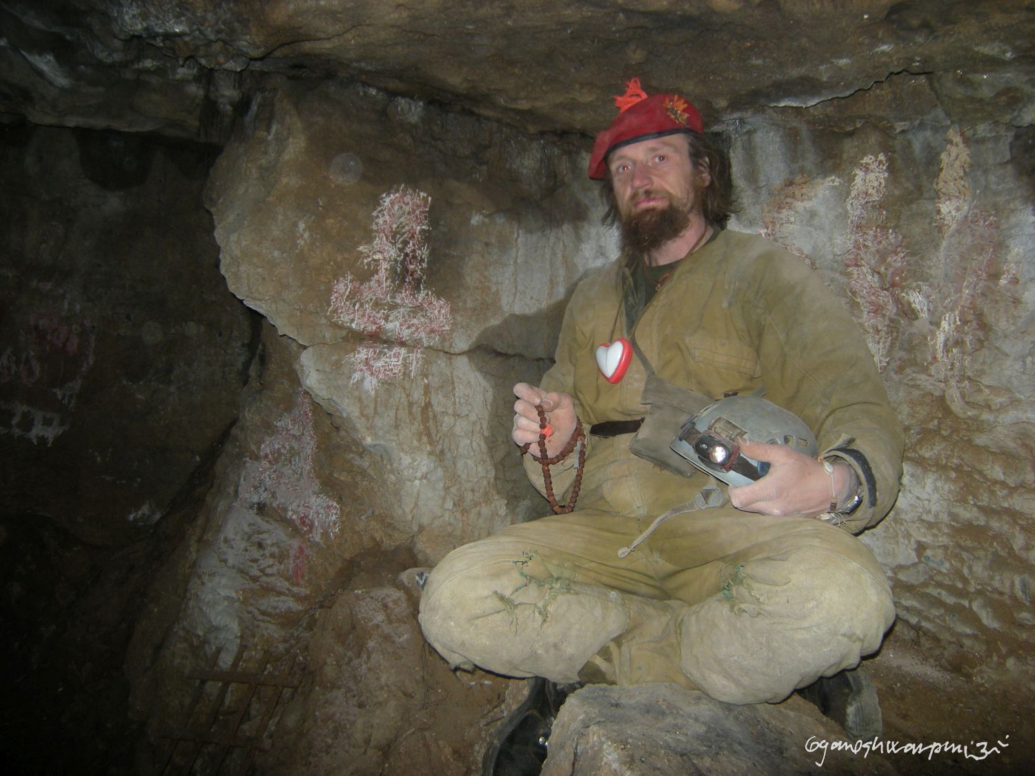 Jeskyně U studánek v Březinské kotlině - odstraňování satanistických symbolů (2010). Foto: Marek P. Gyaneshwarpuri.
