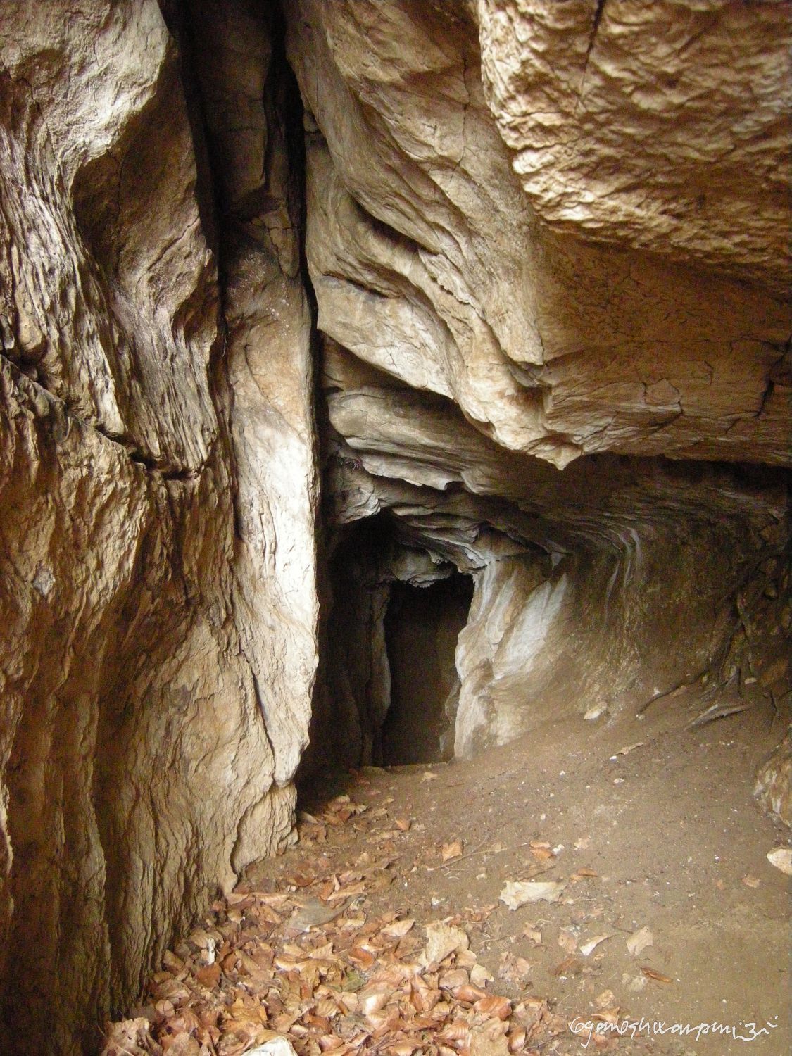 Jeskyně U studánek v Březinské kotlině - odstraňování satanistických symbolů (2010). Foto: Marek P. Šenkyřík.