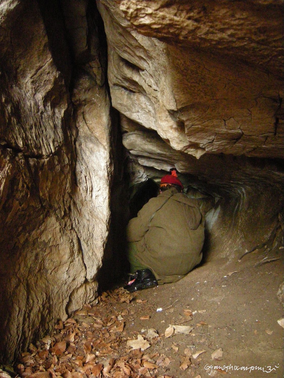 Jeskyně U studánek v Březinské kotlině - odstraňování satanistických symbolů (2010). Foto: Marek P. Šenkyřík.