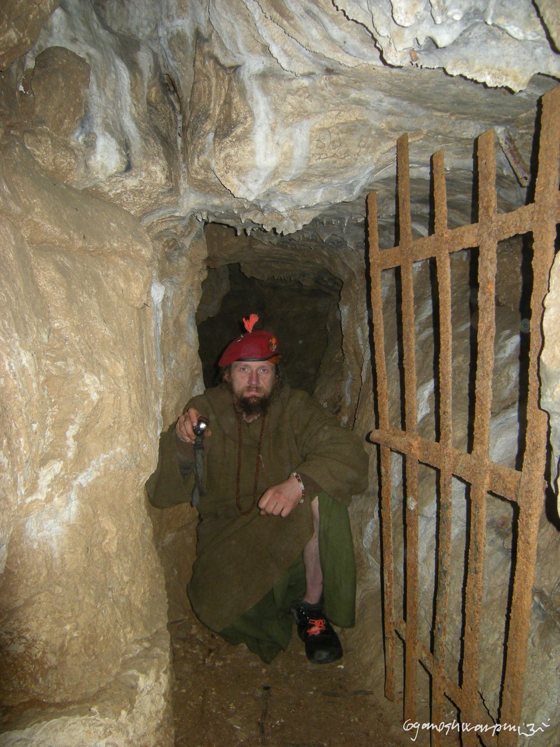 Jeskyně U studánek v Březinské kotlině - odstraňování satanistických symbolů (2010). Foto: Marek P. Gyaneshwarpuri.