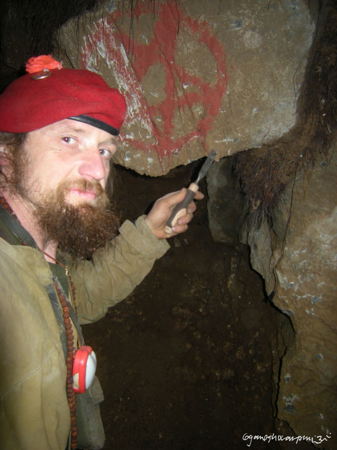Jeskyně U studánek v Březinské kotlině - odstraňování satanistických symbolů (2010). Foto: Marek P. Gyaneshwarpuri.