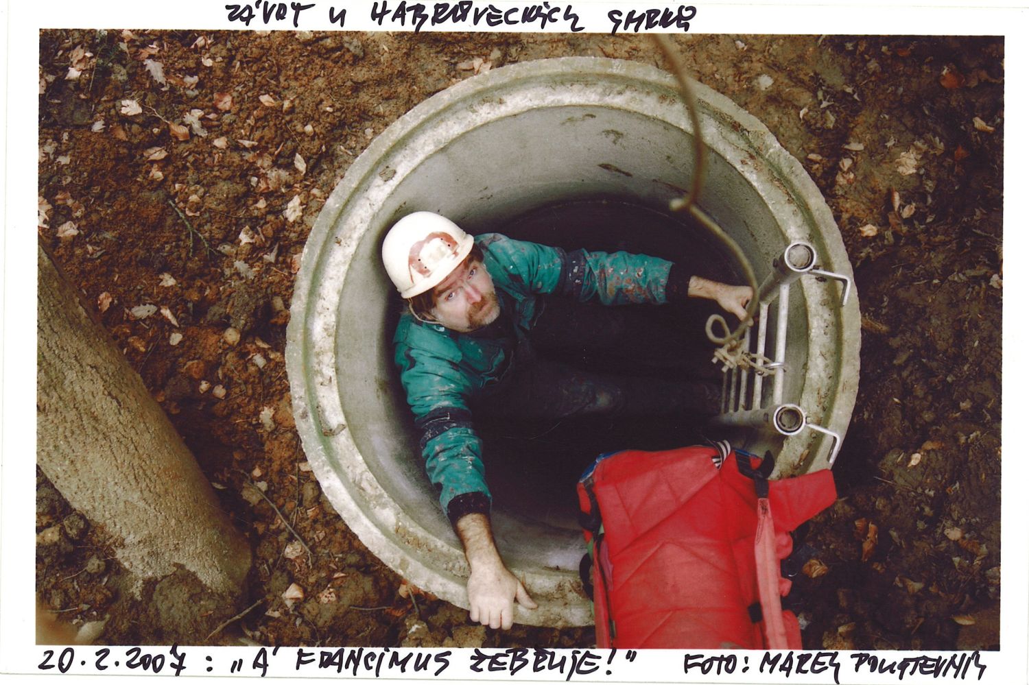 Závrt u Habrůveckých smrků na Habrůvecké plošině: Franci Musil.    Foto: Marek P. Šenkyřík 2007.