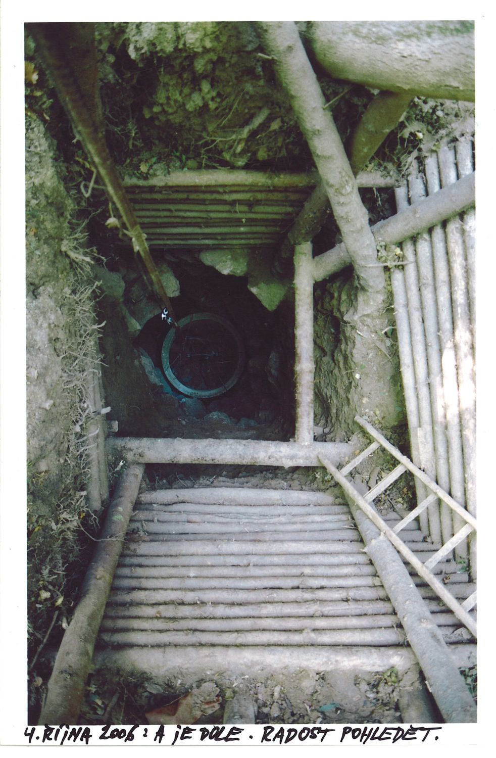 Závrt u Habrůveckých smrků na Habrůvecké plošině.    Foto: Marek P. Šenkyřík 2006.