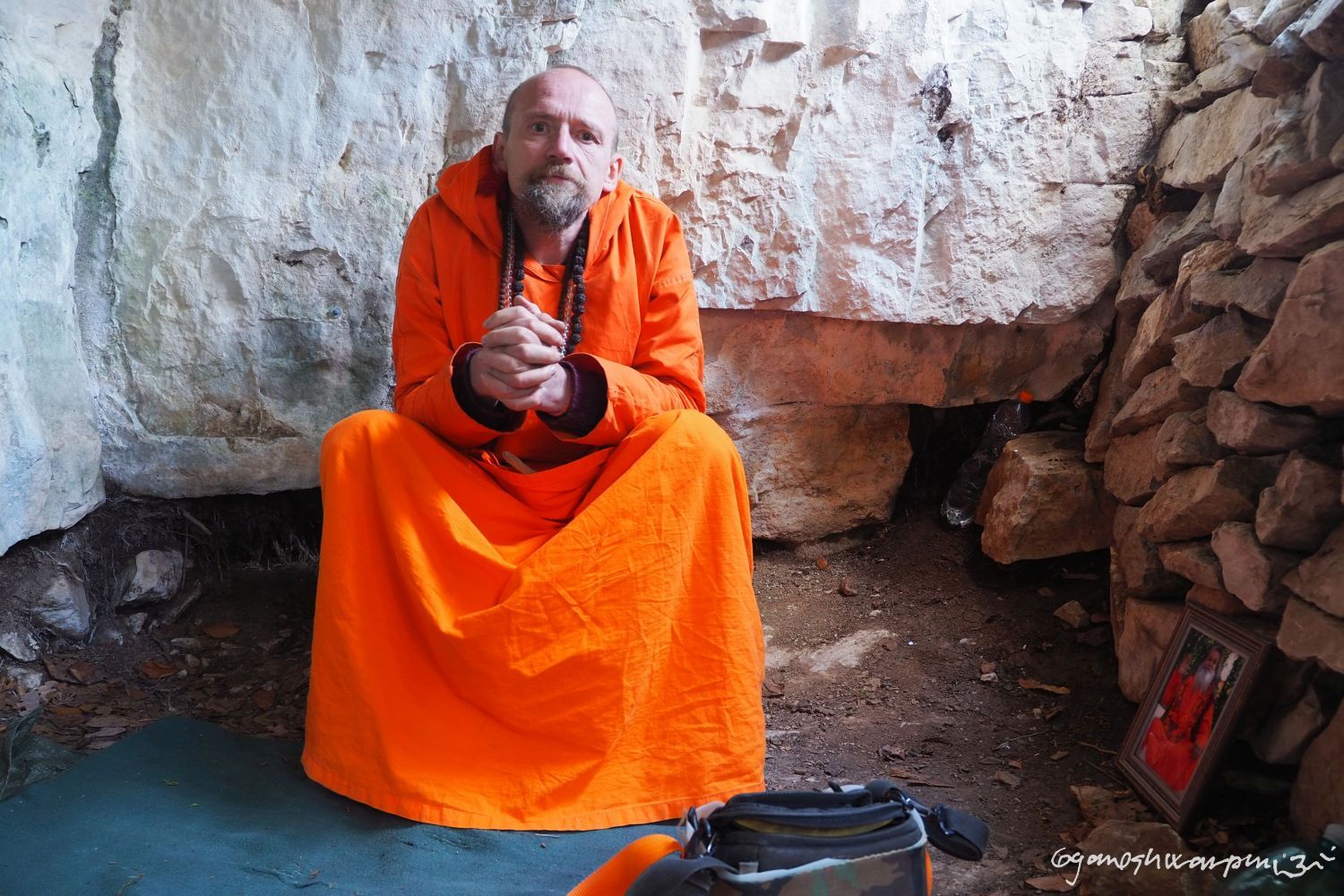 Jeskyně Tulácká  v Hádeckém údolí (2022), Svámí Gyaneshwarpuri, samospoušť 2024.