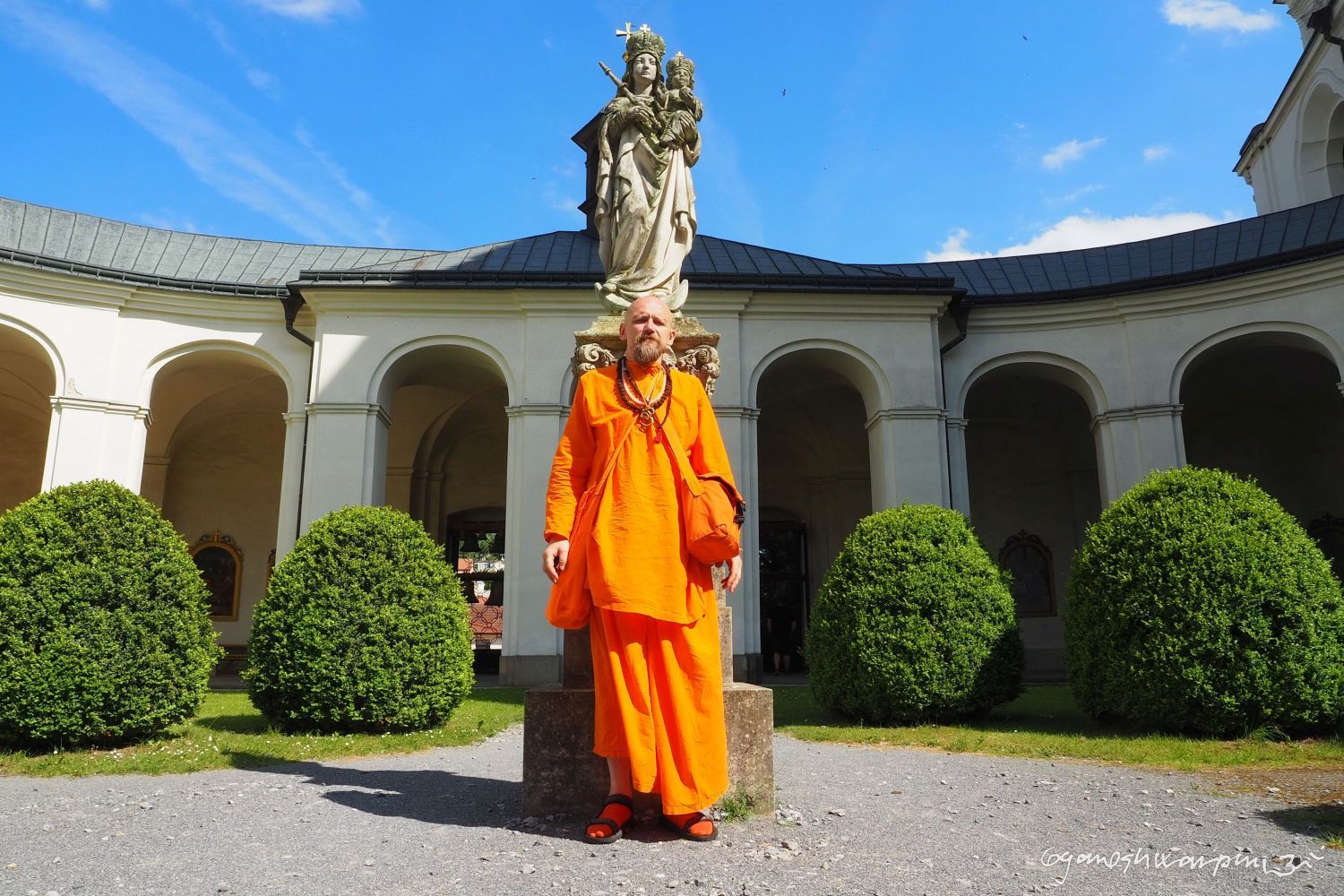 Chrám Panny Marie ve Křtinách - ambit, Svámí Gyaneshwarpuri, samospoušť 2022.