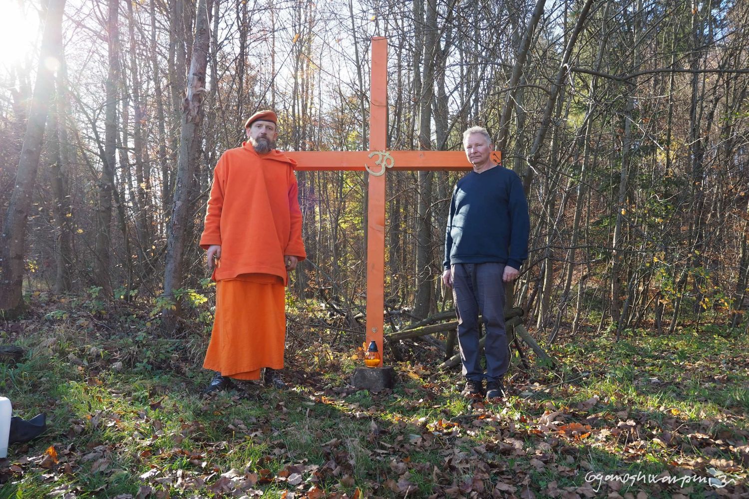 Habrůvka  - Milan Hnízdo a svámí Gyaneshwarpuri - vstyčení kříže Arnošta Hlouška pod Habrůveckou plošinou, Svámí Gyaneshwarpuri, samospoušť 2022.