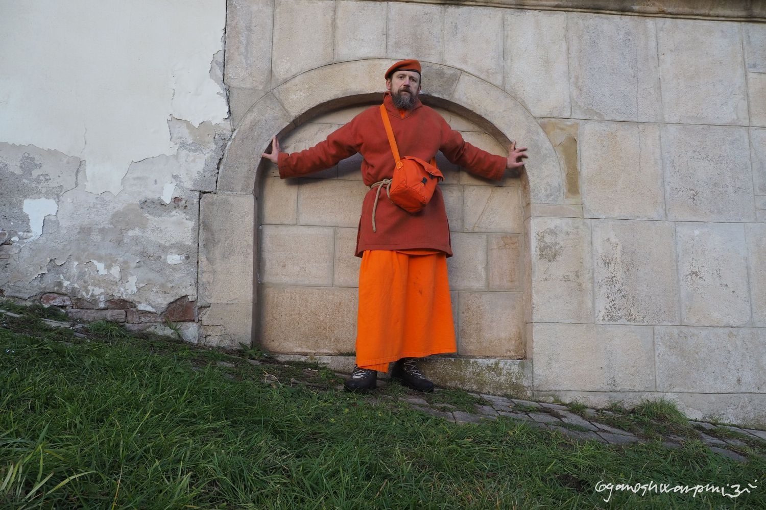 Chrám Panny Marie ve Křtinách - zazděné vchody do krypty pod věží. Foto: Svámí Gyaneshwarpuri, samospoušť 2022.