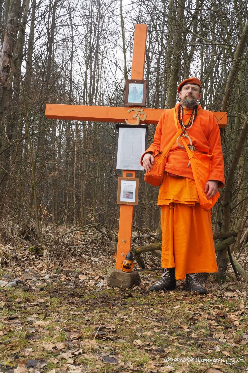 Kříž pod Habrůveckou plošinou po dokončení. Foto: Svámí Gyaneshwarpuri, samospoušť 2023.
