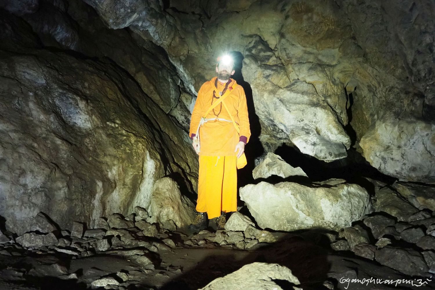 Jeskyně Netopýrka pod Svatými schody. Foto: Svámí Gyaneshwarpuri, samospoušť 2023.