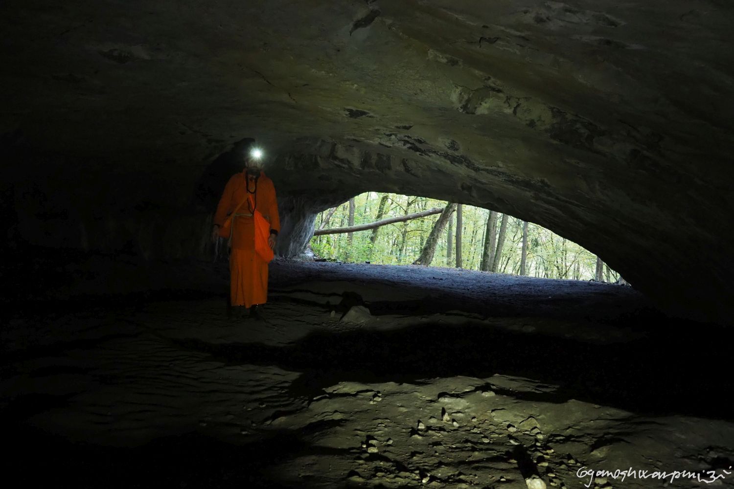Jeskyně Pekárna v Údolí Říčky nasvícená baterkou . Foto: Svámí Gyaneshwarpuri, samospoušť 2023.