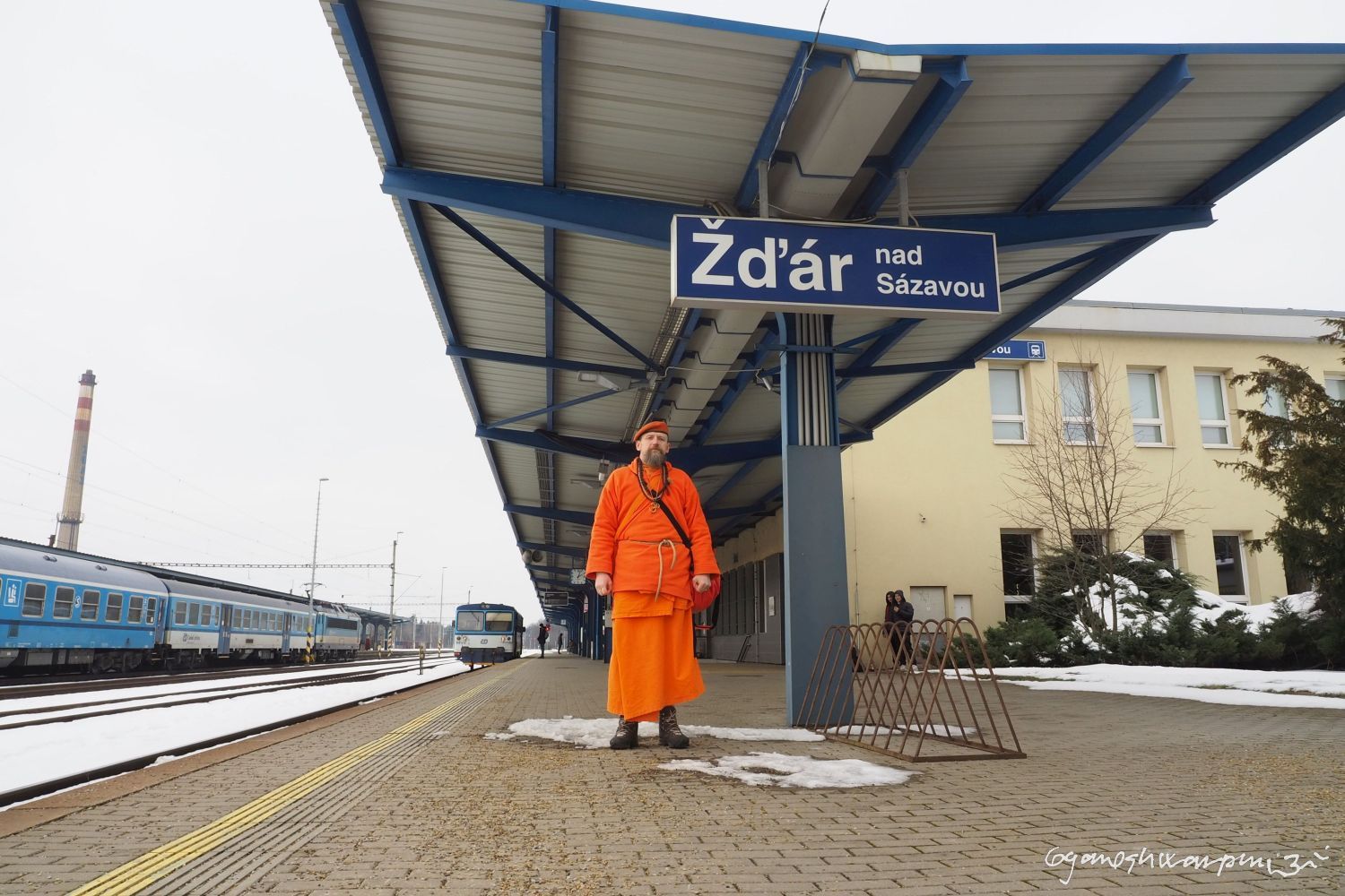 Ve Žďáru nad Sázavou cestou za panem farářem Peňazem do Nového Veseli. Foto: Svámí Gyaneshwarpuri, samospoušť 2023.