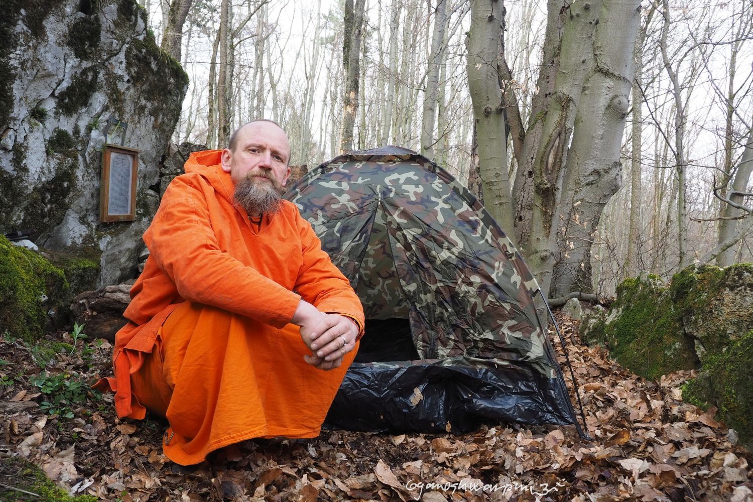 Poustevna v lůmku na Močové - Habrůvecká plošina. Foto: Svámí Gyaneshwarpuri, samospoušť 2023.
