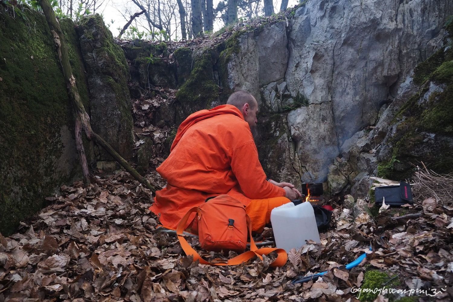 Poustevna v lůmku na Močové - Habrůvecká plošina. Foto: Svámí Gyaneshwarpuri, samospoušť 2023.