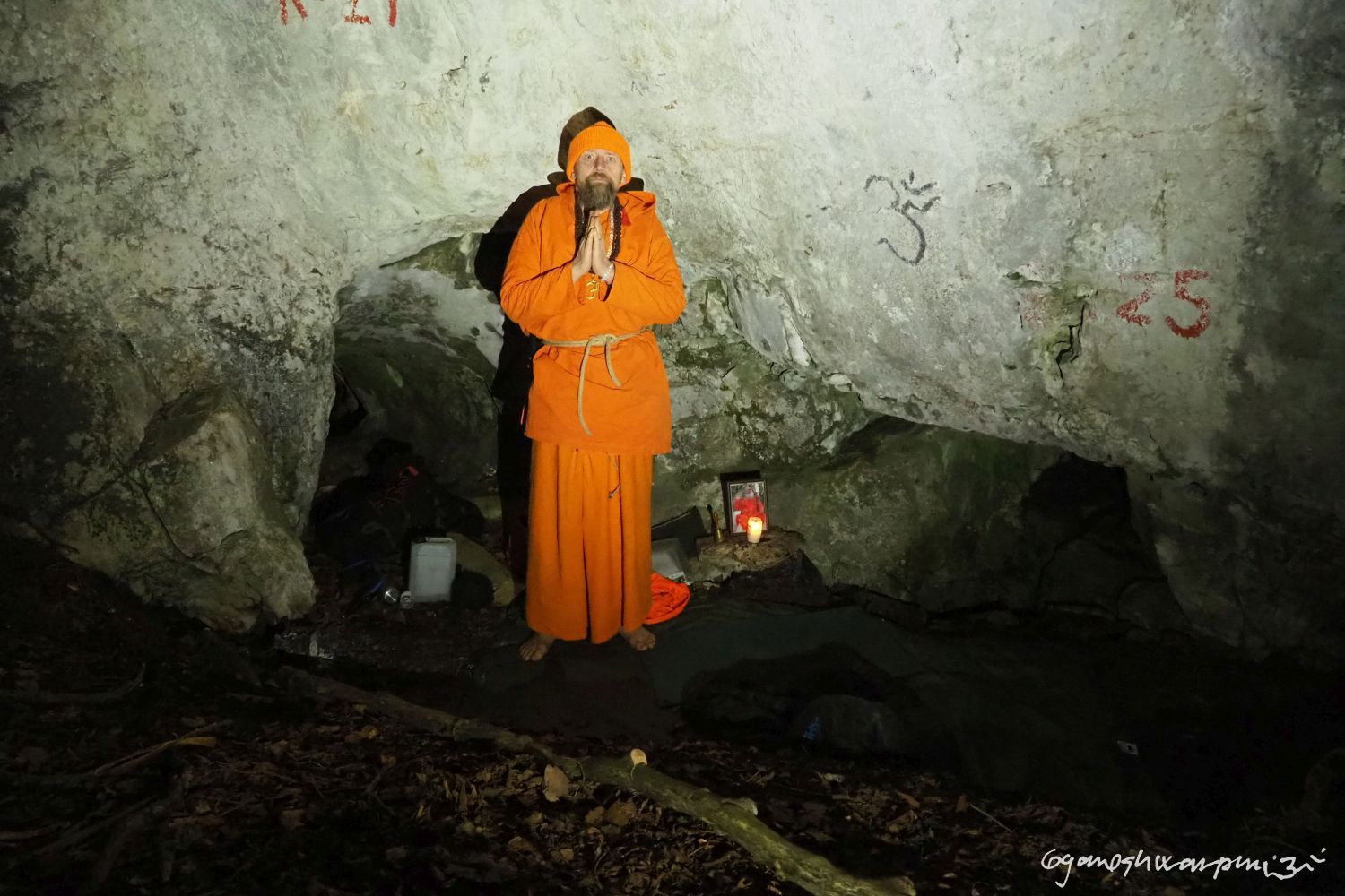 Jeskyně Slezákova díra - Záhrobní v Údolí Říčky. Foto: Svámí Gyaneshwarpuri, samospoušť 2023.