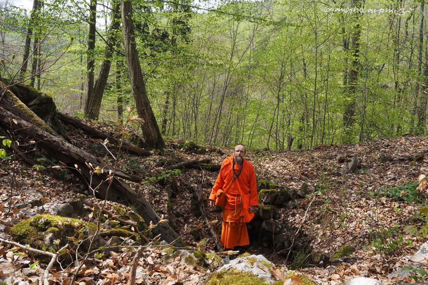 Hrádek u Babic - propad v příkopu. Křtinské údolí. Foto: Svámí Gyaneshwarpuri, samospoušť 2023.