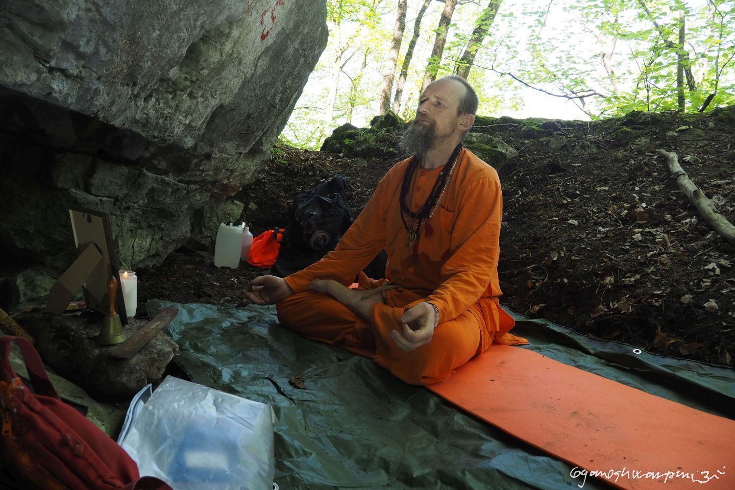 Slezákova díra - Záhrobní v Údolí Říčky. Foto: Svámí Gyaneshwarpuri, samospoušť 2023.