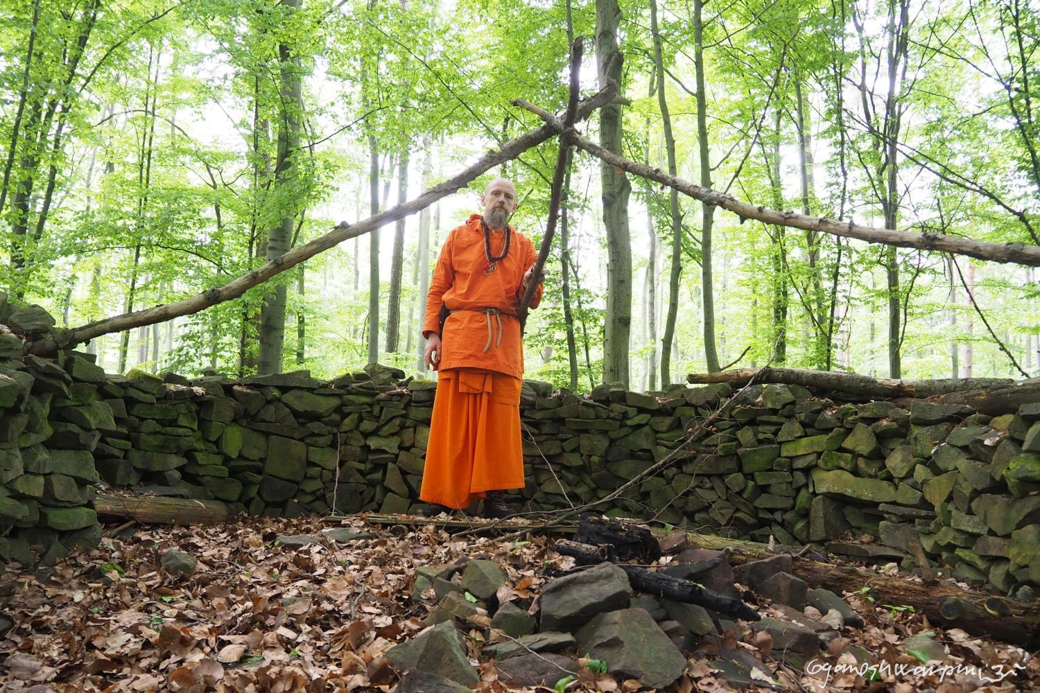 Poustevna Lesslova hora nad Křtinami. Foto: Svámí Gyaneshwarpuri, samospoušť 2023.