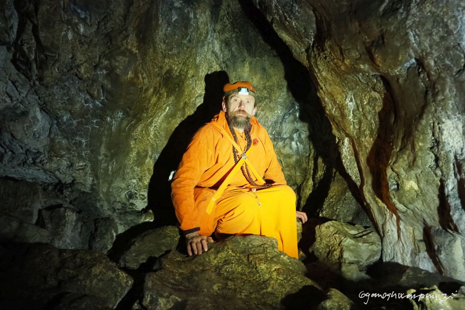 Jeskyně Netopýrka v Údolí Říčky. Foto: Svámí Gyaneshwarpuri, samospoušť 2023.